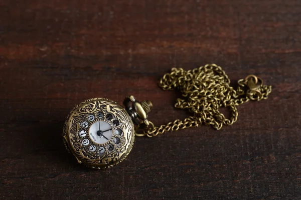 Styl Vintage kobieta kieszonkowy zegarek naszyjnik — Zdjęcie stockowe