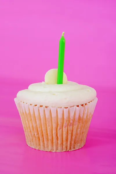 Cupcake bianco con candela concentrarsi sulla torta — Foto Stock