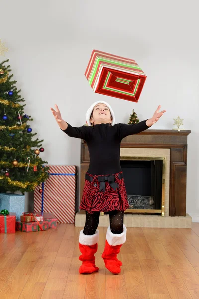 Criança captura presente de Natal — Fotografia de Stock