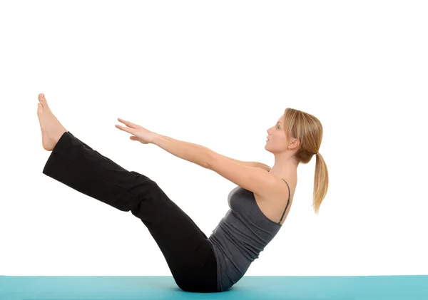 Kvinnan gör pilates teaser pose — Stockfoto