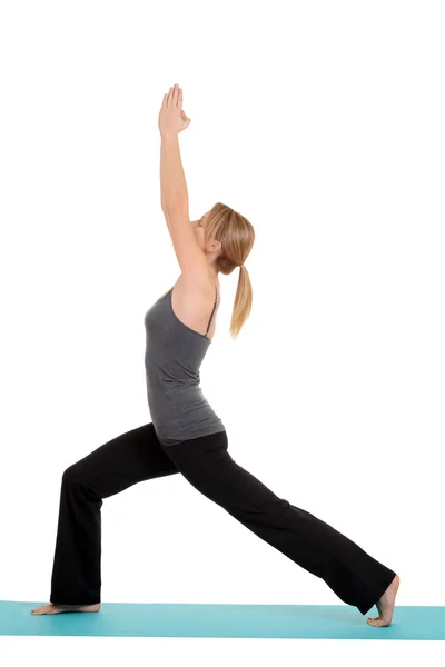 Mujer joven haciendo pose de yoga — Foto de Stock