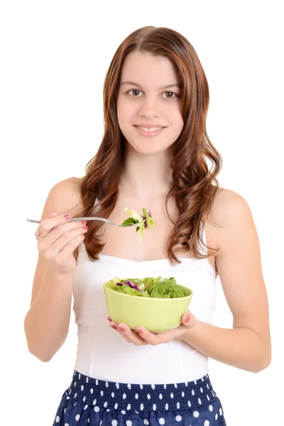Kvinnliga tonåring äta sallad — Stockfoto