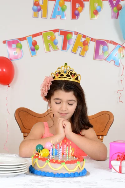 Menina fazendo desejo de aniversário — Fotografia de Stock