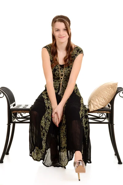 Мода підліток сидить на чорній лавці — стокове фото