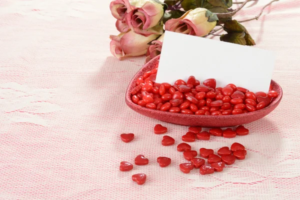 Dulces de corazón de San Valentín con tarjeta en blanco — Foto de Stock