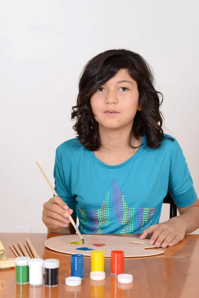 Menina jovem misturando pinturas de arte — Fotografia de Stock