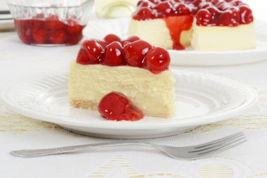 closeup dilim vişneli cheesecake
