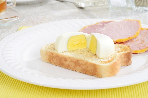 クローズ アップはトーストに半熟卵をカット — ストック写真