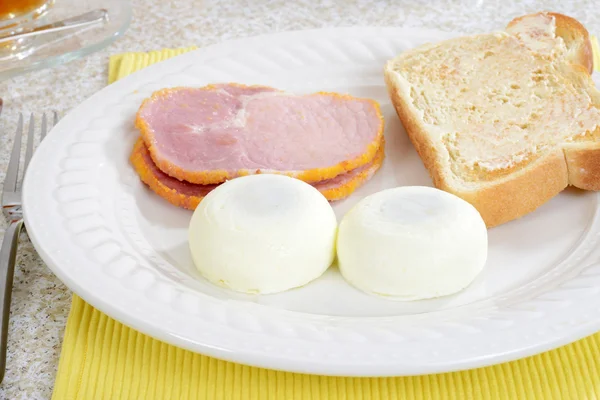 Closeup of poached eggs with bacon — Stock Photo, Image