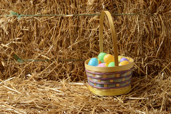 Пасхальные яйца с корзиной и соломой — стоковое фото