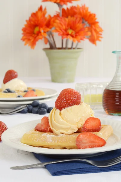 Stroberi segar dan es krim vanili pada wafel — Stok Foto