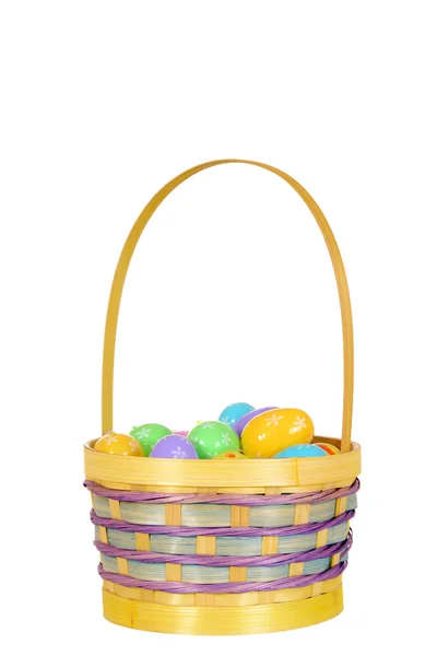 Izolované velikonoční vejce v košíku — Stock fotografie