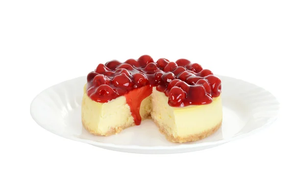 Vişneli cheesecake izole levha — Stok fotoğraf