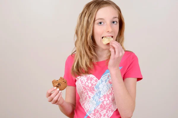 Criança comendo junk food — Fotografia de Stock