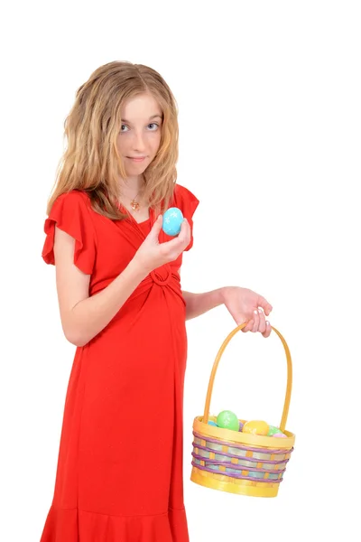 Niño sosteniendo huevo de Pascua y cesta —  Fotos de Stock