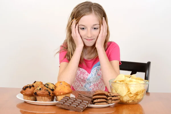 Criança com enorme pilha de junk food — Fotografia de Stock