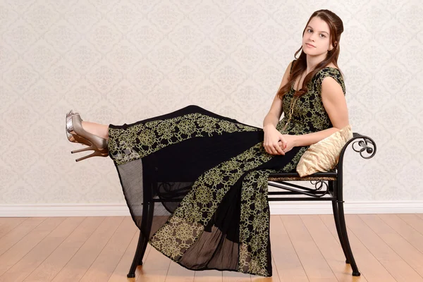 Dziewczyna moda nastolatek na ławce — Zdjęcie stockowe