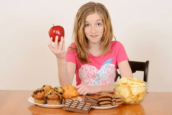 Criança com conceito de maçã e junk food — Fotografia de Stock