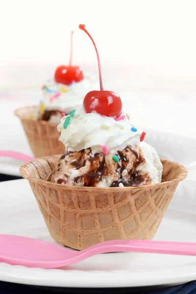 Sundae de chocolate em uma tigela de waffle — Fotografia de Stock