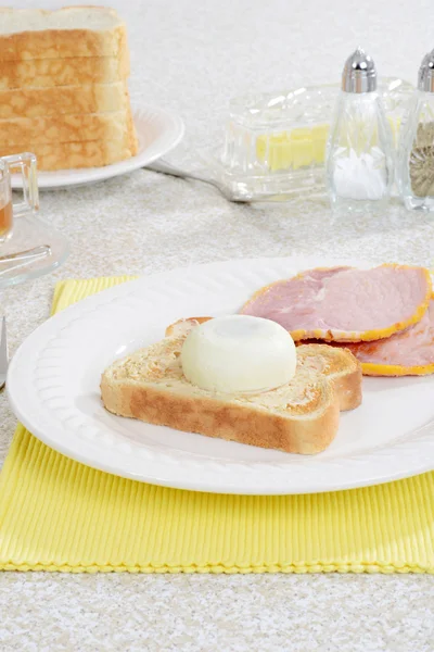 Pastırmalı ekmek üzerine haşlanmış yumurta — Stok fotoğraf