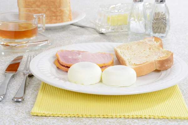 Huevos escalfados tostadas y tocino — Foto de Stock