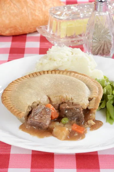 Torta de bife com molho e legumes — Fotografia de Stock