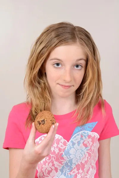 Niño sosteniendo galleta de chocolate chip — Foto de Stock