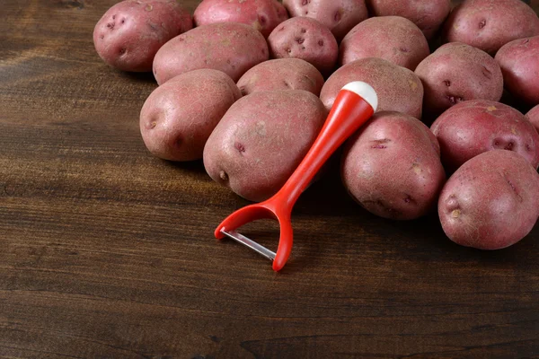 Batatas com descascador — Fotografia de Stock