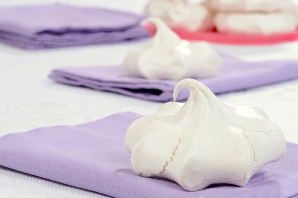 Biscoito merengue em guardanapo de lavanda — Fotografia de Stock