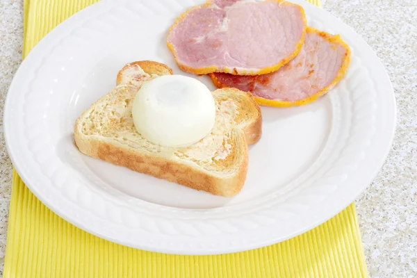 トップは、トーストに半熟卵を表示します。 — ストック写真