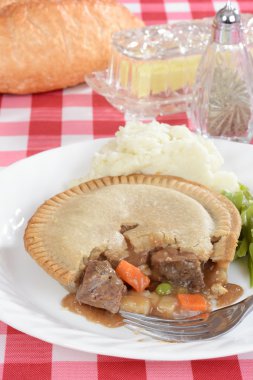 bir çatal ile sığır börek