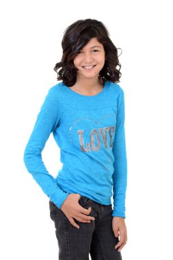 cebinde başparmak ile gülümseyen çocuk