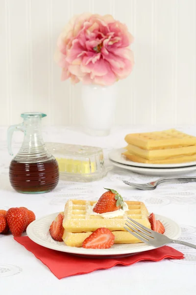 Strawberry waffles — Stock Photo, Image