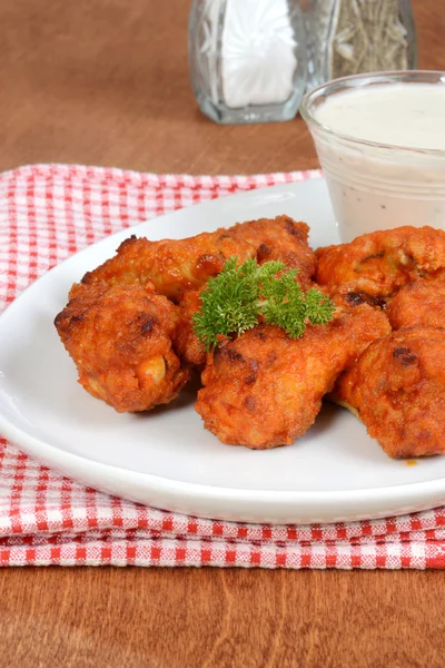 Chicken Wings mit Petersilie — Stockfoto