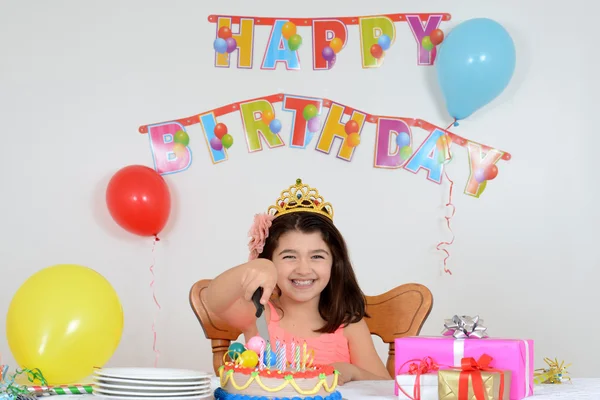 幸せな子供切削の誕生日ケーキ — ストック写真