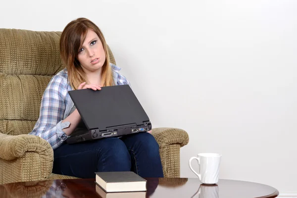 Adolescente triste com laptop — Fotografia de Stock