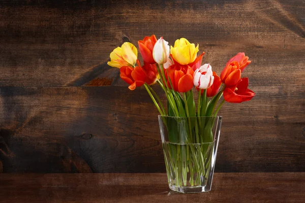 Куча тюльпанов в стеклянной вазе — стоковое фото