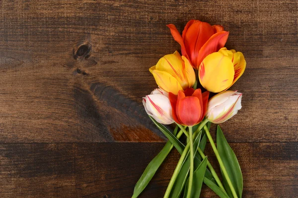 Bunte Tulpen auf Holz — Stockfoto