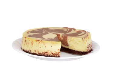 Çikolatalı cheesecake bir plaka üzerinde kesme
