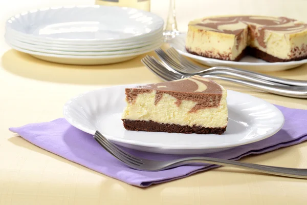 Schokoladen-Käsekuchen mit Gabel — Stockfoto