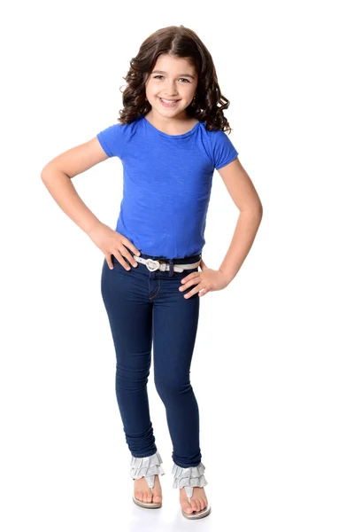 Liten flicka klädd i blå jeans med händerna på höfterna — Stockfoto