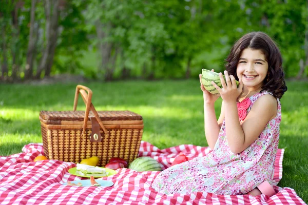 Liten flicka med stora skiva vattenmelon — Stockfoto