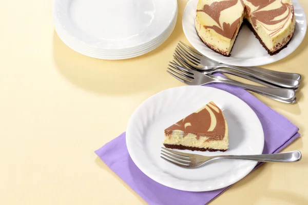 Bovenaanzicht chocolade cheesecake met vork — Stockfoto