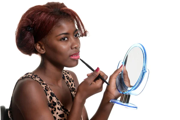 Zwarte vrouw zetten roze lipgloss — Stockfoto