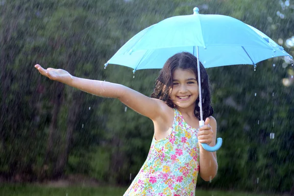 Jong meisje genieten van de regen — Stockfoto