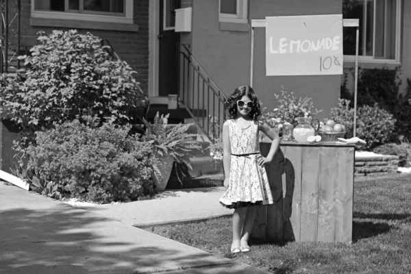 Vintage meisje met lemonade stand — Stockfoto