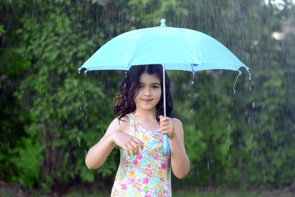 Petite fille avec parapluie sous la pluie — Photo