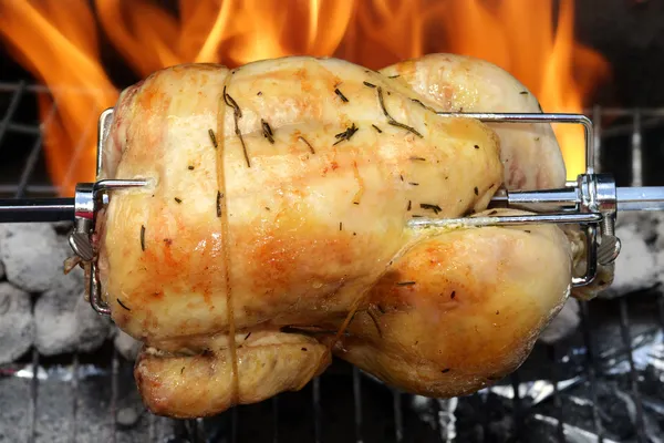 Rotisserie kip op de grill — Stockfoto