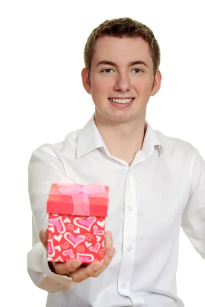 Adolescente chico dando regalo de San Valentín — Foto de Stock