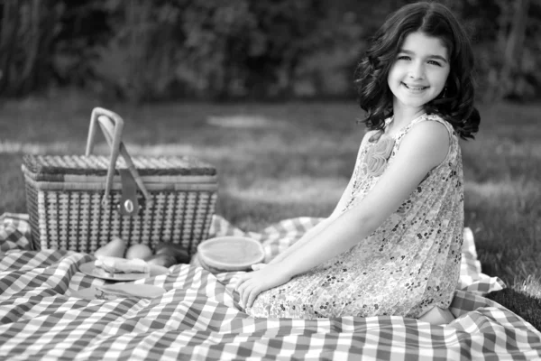 Bianco e nero bambina vintage picnic — Foto Stock